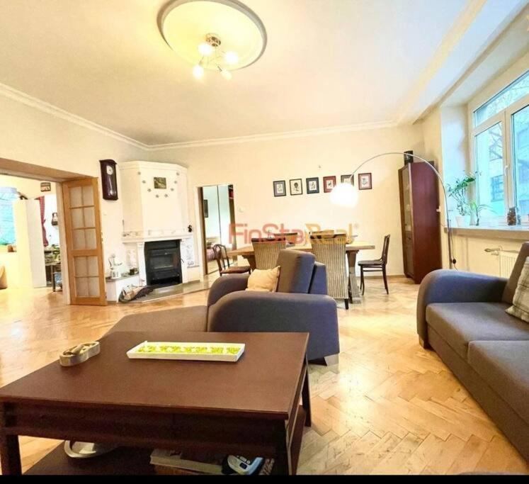 Economy Apartment 2 Min From The Main Station ブラチスラヴァ エクステリア 写真