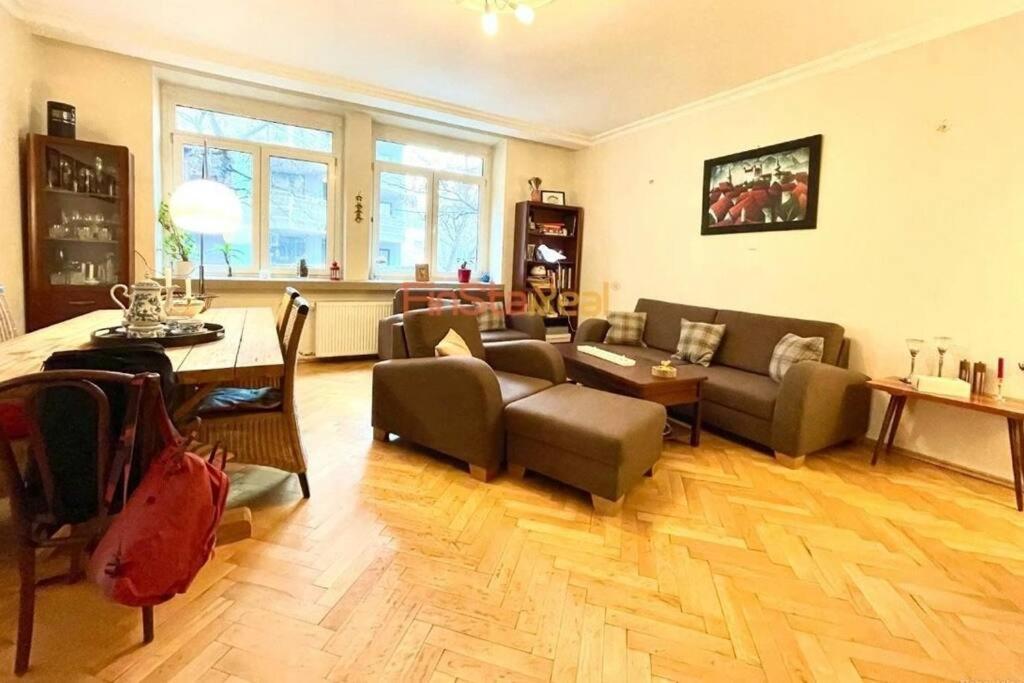 Economy Apartment 2 Min From The Main Station ブラチスラヴァ エクステリア 写真